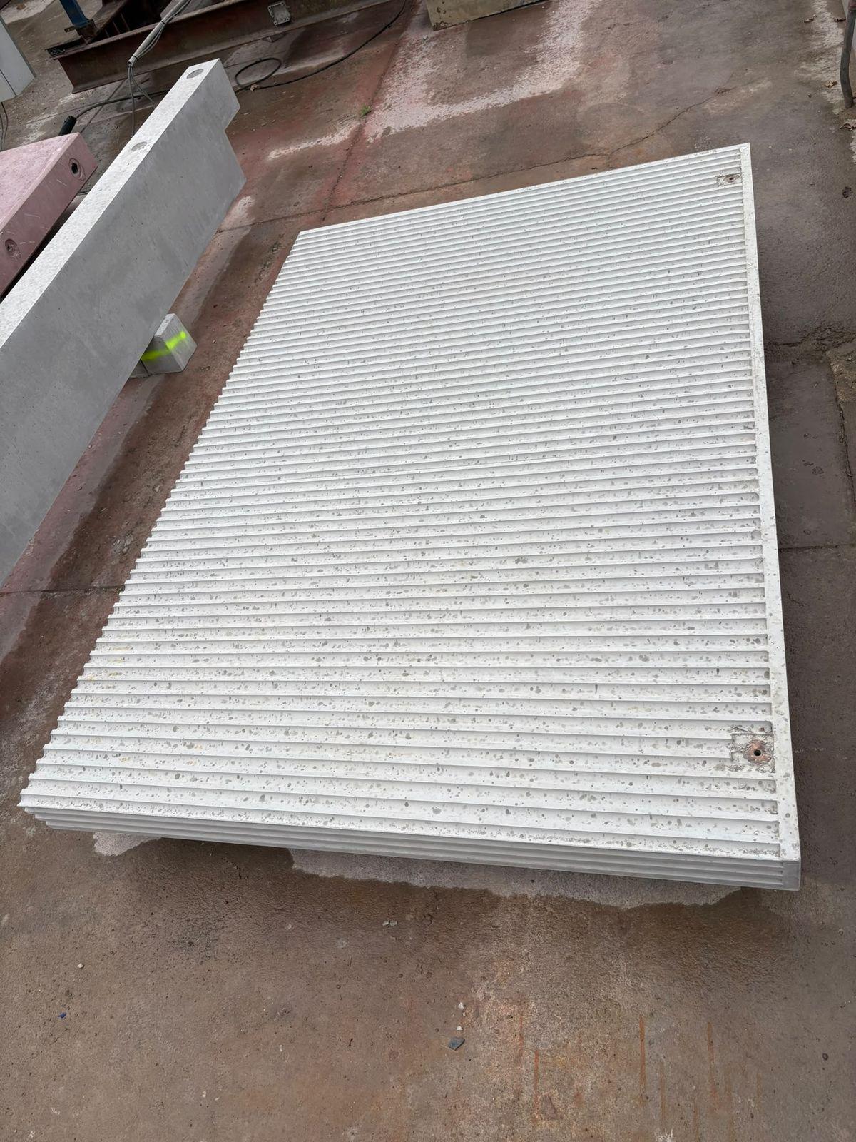 Geprofileerd betonelement met horizontale ribbels