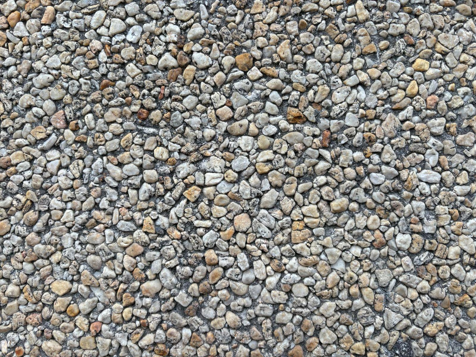 Close-up van uitgewassen beton met zichtbaar grind
