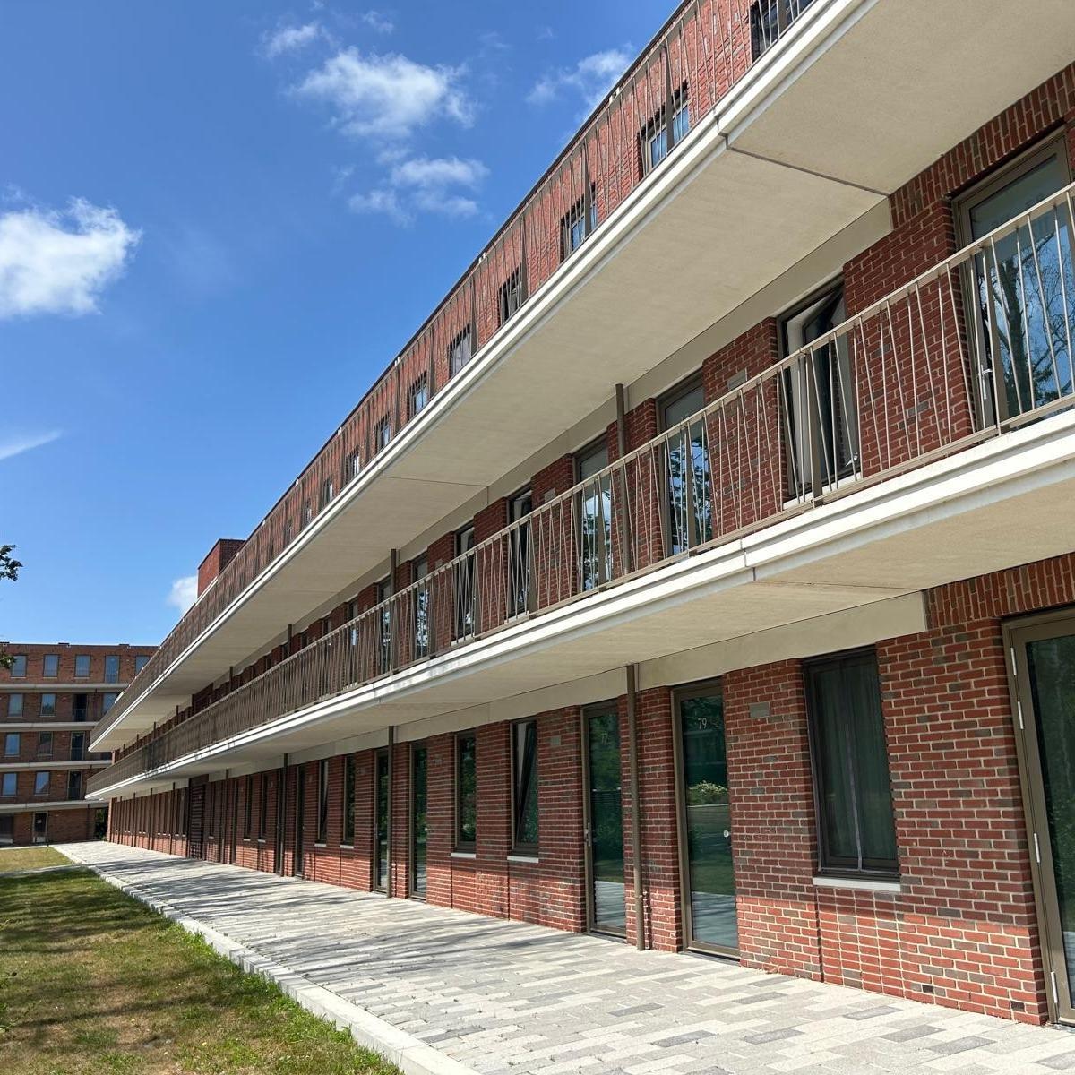 Woongebouw met doorlopende betonnen galerijen