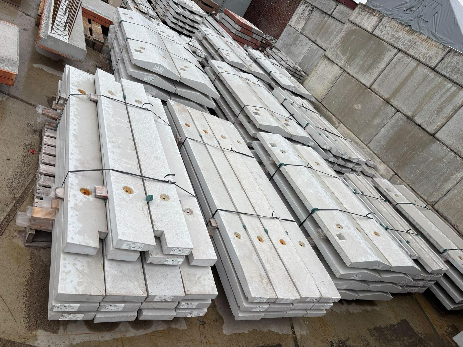 Pallets met prefab betonnen dorpels en muurafdekkers