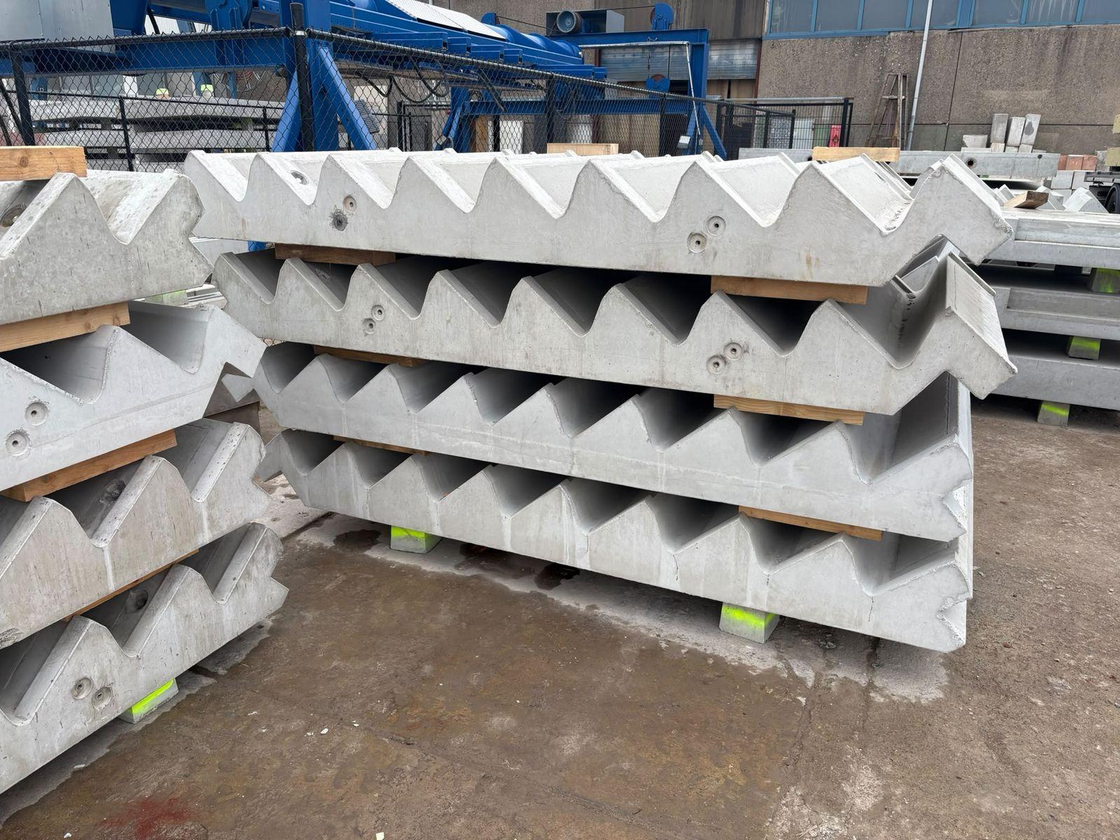 Gestapelde prefab betonnen trappen op het fabrieksterrein